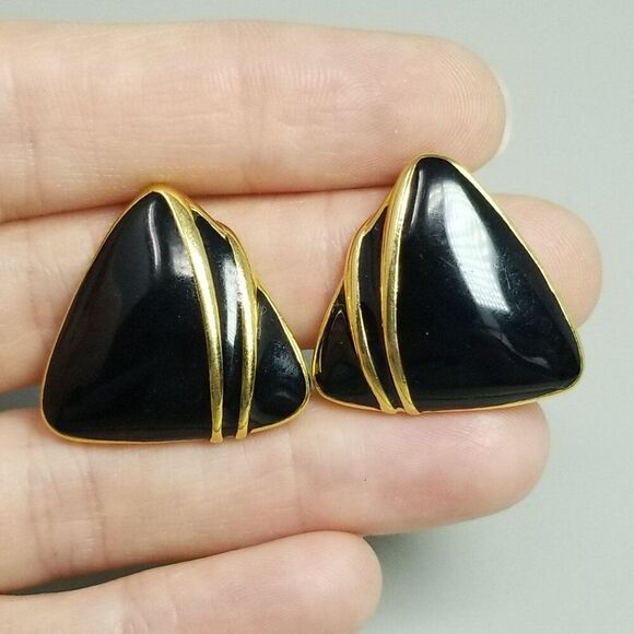 Vintage Trifari Black Enamel and Gold Tone Triangle Clip On Earrings, Retro - Picture 1 of 7